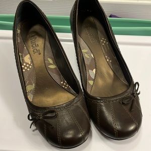 brown low heels, all man made , Mudd 7m, bows